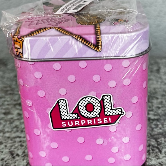 NEW! 2 L.O.L Surprise Mini Tin Fun Pack Charm Wristlet Magnet Cards & Surprise - Picture 2 of 8